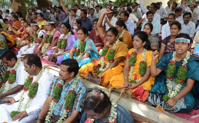 Angajatii de stat si sustinatori al unui Andhra Pradesh unit, participa la protest impotriva divizarii statului, in Hyderabad, 8 octombrie 2013.