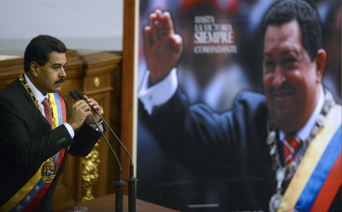 Venezuela: Preşedintele Nicolas Maduro (s) şi fostul Preşedinte Hugo Chavez (1954-2013), în Caracas 8 October, 2013.