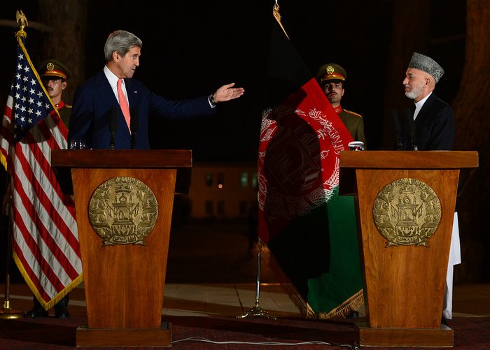 Preşedintele afgan Hamid Karzai şi Secretarul de stat american John Kerry, 12 octombrie 2013. (MASSOUD HOSSAINI / AFP / Getty Images)