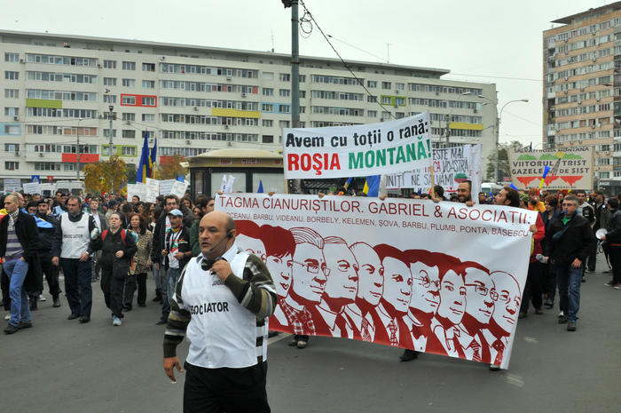 ”Ieşiţi din casă dacă vă pasă”! sloganul sub care s-a protestat pentru Roşia Montană în zona Piaţa Chibrit din capitală. (Epoch Times România)