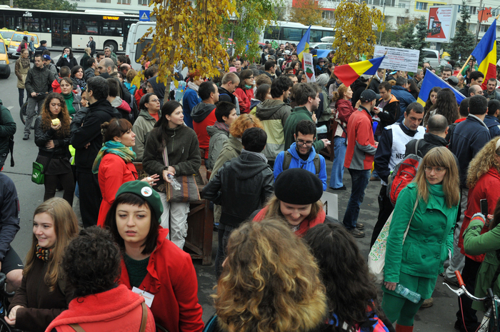 ”Ieşiţi din casă dacă vă pasă”! sloganul sub care s-a protestat pentru Roşia Montană în zona Piaţa Chibrit din capitală.