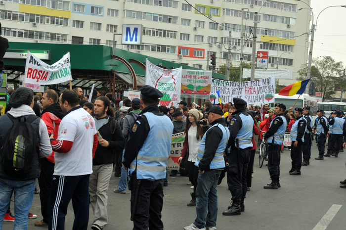 ”Ieşiţi din casă dacă vă pasă”! sloganul sub care s-a protestat pentru Roşia Montană în zona Piaţa Chibrit din capitală.