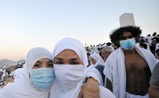 Pelegrini musulmani în vârful muntelui Arafat, lângă Mecca, 14 octobrie 2013.
