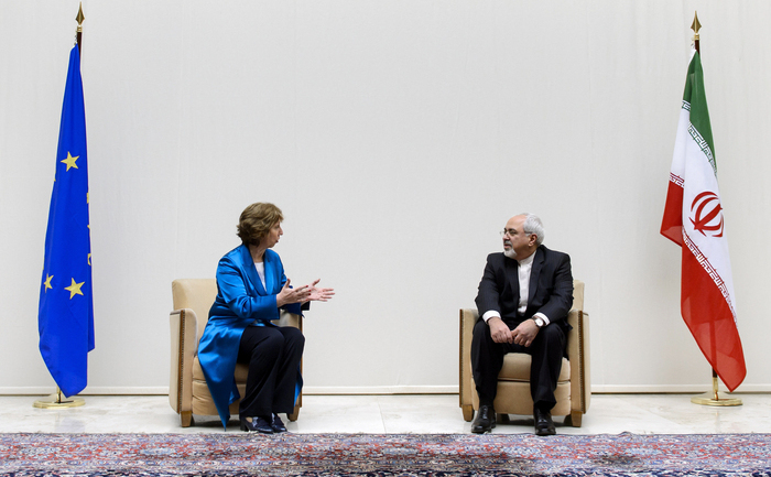 Şefa diplomaţiei europene, Catherine Ashton, şi ministrul de externe al Iranului, Mohammad Javad Zarif, 15 oct 2013, Naţiunile Unite, Geneva. (FABRICE COFFRINI / AFP / Getty Images)