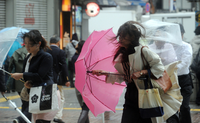 Taifunul Wipha loveşte Tokyo (YOSHIKAZU TSUNO / AFP / Getty Images)