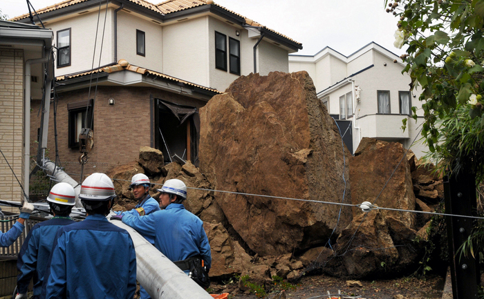 Stâlpi electrici dărâmaţi de taifunul Wipha în Kamakura, Tokyo, 16 octombrie (JIJI PRESS / AFP / Getty Images)