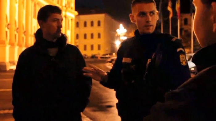 Poliţişti din Braşov, comportament de huligani chiar în faţa Prefecturii