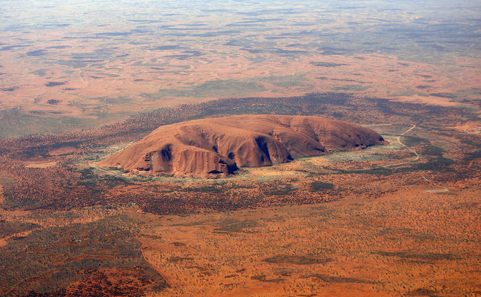 Uluru (Ayers Rock) înalt de 348 metri situat în deşertul din centrul Australiei