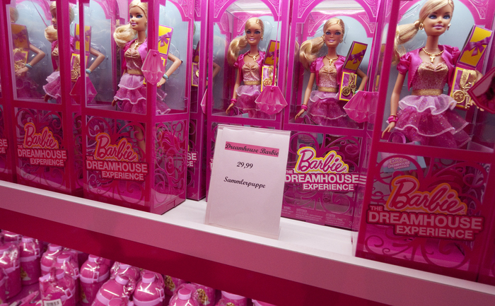 Păpuşi Barbie, produse de Mattel, expuse într-o vitrină.