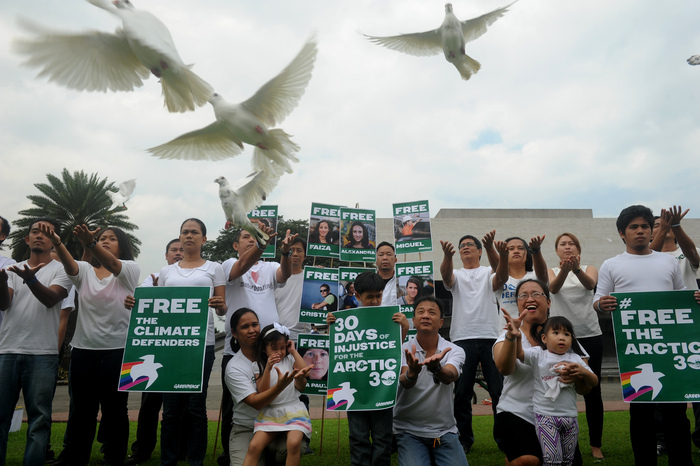 Membri Greenpeace eliberează 30 de porumbei albi câte unul pentru fiecare din activiştii Geenpeace Arctic 30 deţinuţi de 30 de zile în Rusia, Manila, 18 oct 2013.