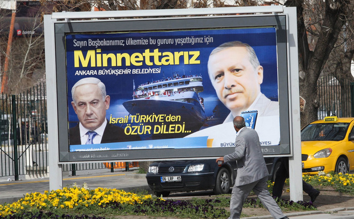 Turcia: Primul Ministru turc Recep Tayyip Erdogan şi Primul Ministru israelian Benjamin Netanyahu pe un baner în Ankara.