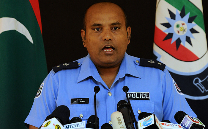 Maldive, şeful poliţiei Abdulla Nawaaz vorbeşte cu reporterii în Male pe 19 octombrie 2013. Poliţia din Maldive a forţat amânarea, pe 19 octombrie, a alegerilor prezidenţiale, declarând votul ilegal şi blocând birourile Comisiei Electorale Independente şi documentele necesare votului