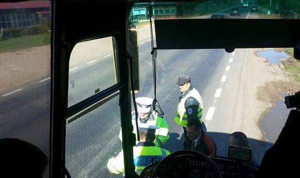 Poliţia rutieră, făcând şicane autobuzelor cu demonstranţi care se îndreaptă către Pungeşti