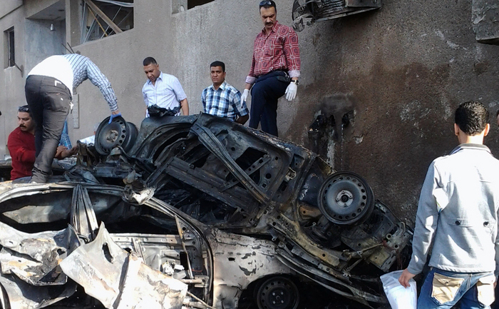 Egipt: Explozia unei maşini capcană în apropiere de sediul serviciilor secrete egiptene din Ismailia, la nord-est de Cairo, de-a lungul Canalului Suez (- / AFP / Getty Images)
