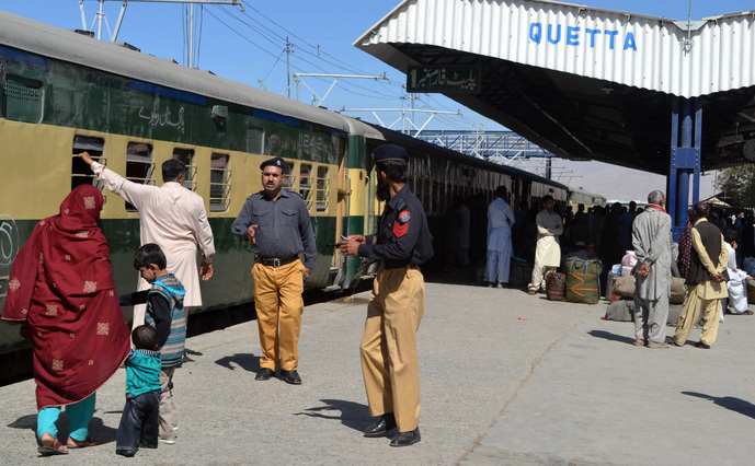 Pasageri pakistanezi blocaţi în gara în Quetta, în urma unui atentat cu bombă, 20 octombrie 2013 (BANARAS KHAN / AFP / Getty Images)