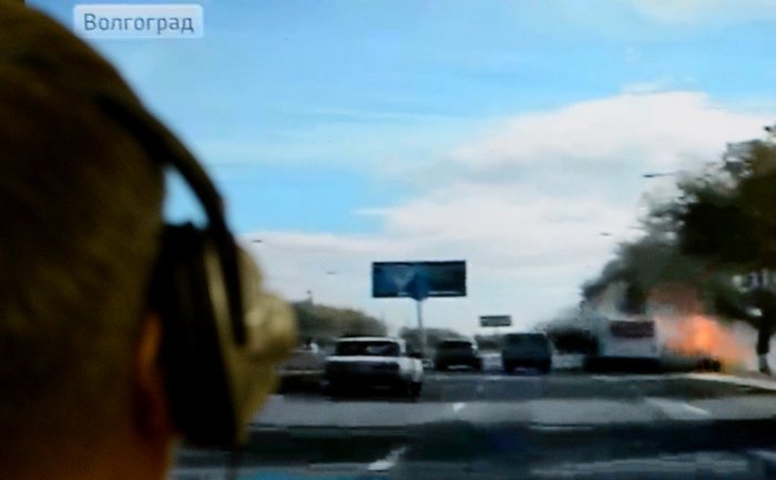 Imagine dintr-o transmisiune TV (urmărită de pe ecranul unui computer) în care se difuzează imagini filmate în timpul exploziei unui autobuz în oraşul Volgograd, Rusia. O atentatoare-kamikaze a detonat explozibilul avut asupra sa în autobuzul de pasageri ce se îndrepta spre Moscova, 21 oct 2013. (- / AFP / Getty Images)