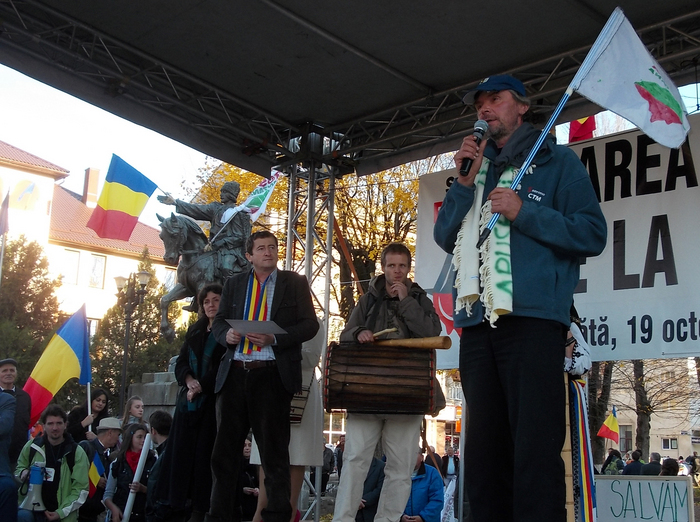 

Eugen David, preşedintele asociaţiei Alburnus Maior şi Grigore Cartianu la Marea Adunare a Moţilor de la Câmpeni, 19 octombrie 2013.
