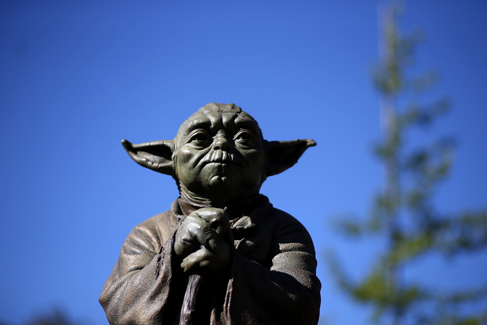 O statuie de bronz a personajului Yoda din Star Wars