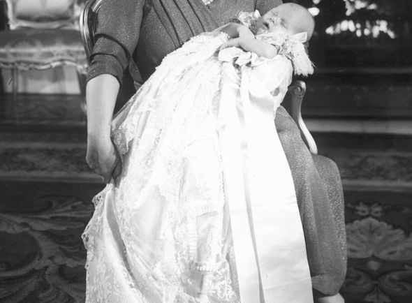 Prinţul Charles a purtat aceeaşi robă la botez în 1948
