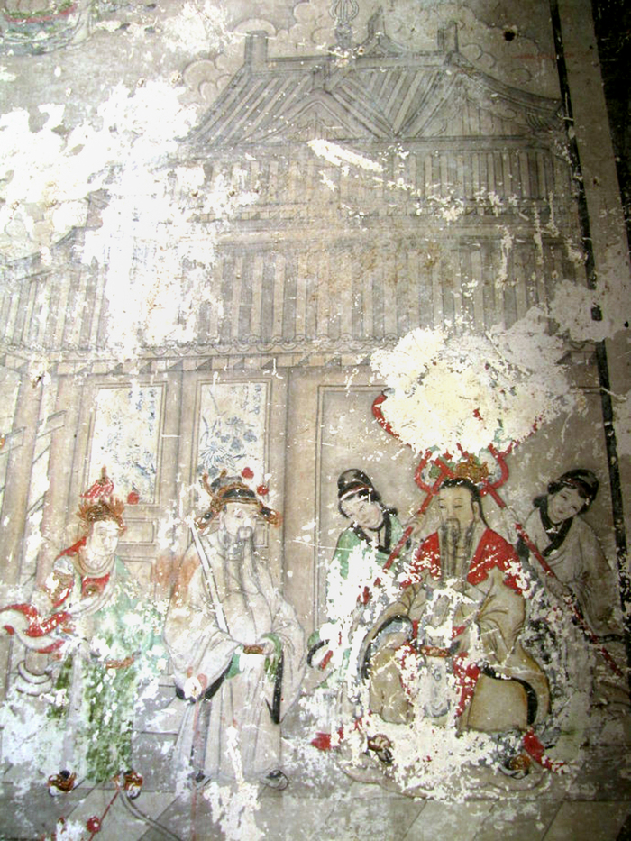 Această fotografie datând din 3 aprilie 2011 înfăţişează una din frescele antice, care sunt acum acoperite cu imagini inspirate din benzi desenate, de la Templul Yunjie din Chaoyang, provincia Liaoning, China.