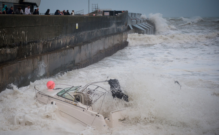Furtună în sudul Angliei, 27 octombrie 2013. (LEON NEAL / AFP / Getty Images)