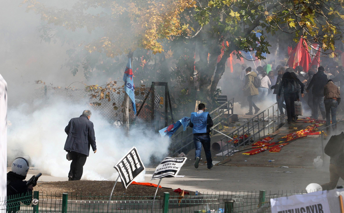 Protestatari turci dispersaţi cu forţa de poliţie în timpul unei demonstraţii organizate pe 28 octombrie 2013 la Ankara, contra refuzului unui tribunal de a aresta un poliţist acuzat de moartea unui protestatar în iunie 2013.