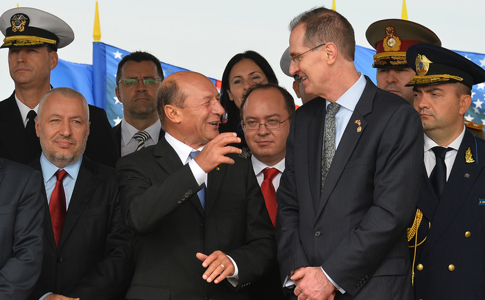 Traian Basescu şi James N Miller în timpul ceremoniei de iniţiere a construcţiilor la baza din Deveselu, 28 octombrie 2013.