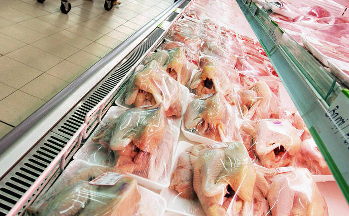 Carne de pui in supermarket.