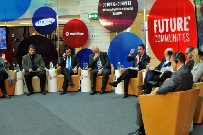 Participanţi la deschiderea Târgului ”Future Communities-Open Innovation Fair”, Biblioteca Naţională, 30 oct 2013.