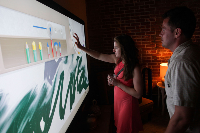 Vizitatorii testează tehnologia touchscreen la Microsoft Fantasy Football Draft Party, Microsoft Experience, 3 sept 2013, California.