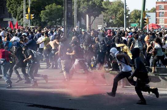 Mexicanii protestează pentru a comemora masacrul  studenţilor din Piaţa Tlatelolco, 2  octombrie 2013. (YURI CORTEZ / AFP / Getty Images)