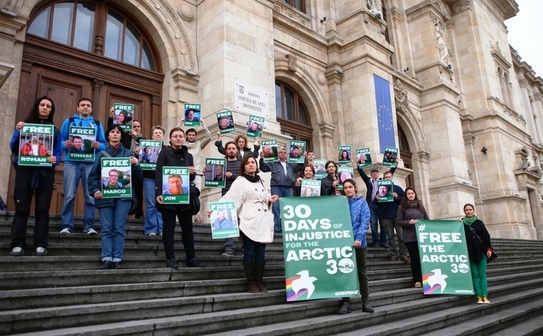 În cea de-a 30-a zi de detenţie a celor 30 de persoane de pe nava Arctic, reţinute de către  autorităţile ruseşti, aproape 10.000 de oameni solicită eliberarea lor  imediată în cadrul a 100 de evenimente organizate în 36 de ţări din  toată lumea. În Bucureşti evenimentul a fost marcat de Greenpeace în  faţa Curţii de Apel. (prin bunăvoinţa Greenpeace România)