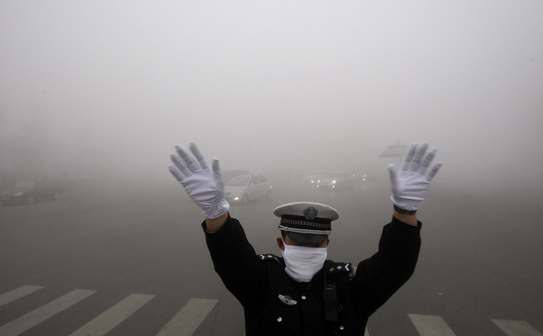 China: Harbin, oraşul închis pentru poluare, "Airpocalypsă" (STR / AFP / Getty Images)