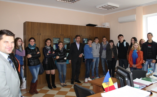 Judecătoria Călăraşi - cu uşile larg deschise, 25 octombrie 2013 (The Epoch Times)