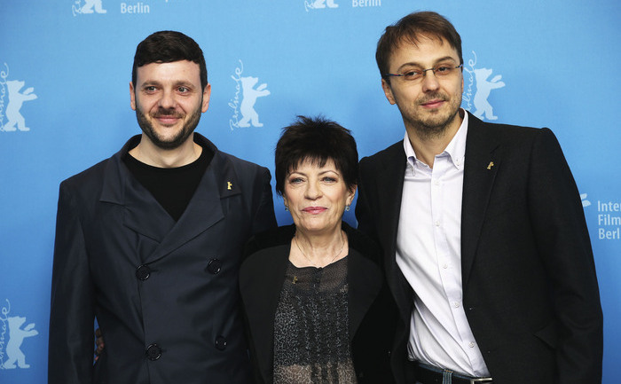 Bogdan Dumitrache (st), Luminiţa Gheorghiu şi Călin Peter Netzer (dr) la decernarea premiului "Ursul de Aur" de la Berlin pentru pelicula "Poziţia copilului"