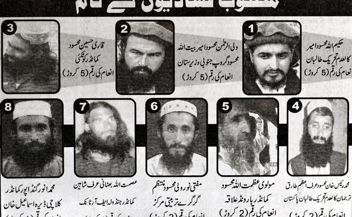 Fotografie datând din 3 noiembrie 2009 a unui anunţ dintr-un ziar pakistanez care prezintă lista celor mai căutaţi terorişti. Pe rândul de sus în dreapta, nr.1,  apare liderul talibanilor pakistanezi, Hakimullah Mehsud.
