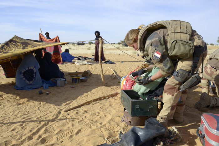 Un soldat francez verifică o tabără de nomazi, pe 30 octombrie 2013, într-un deşert în apropierea satului de Bamba între Timbuktu şi Gao, nordul Mali. (PHILIPPE DESMAZES / AFP / Getty Images)