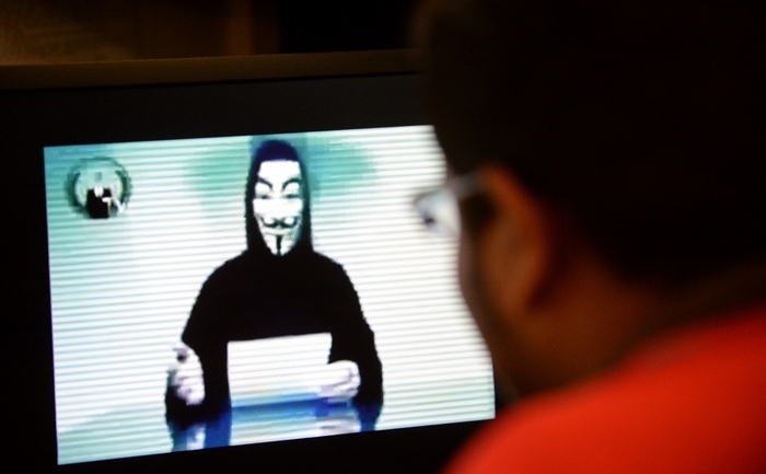 O persoană care pretinde că vorbeşte în numele grupului Anonymous emite o avertizare de război împotriva guvernului din Singapore.