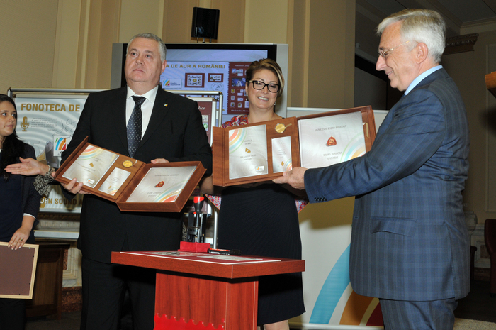 ” Fonoteca de Aur a României ”, omagiu adus de BNR, Romfilatelia şi  Radio România. În imagine, Ovidiu Miculescu, Cristina Popescu şi Mugur Isărescu