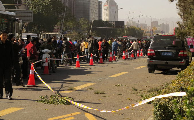 Oamenii s-au adunat pe o stradă după explozia unui centru provincial al Partidului Comunist Chinez din oraşul Taiyuan, provincia Shanx, 6 noiembrie 2013