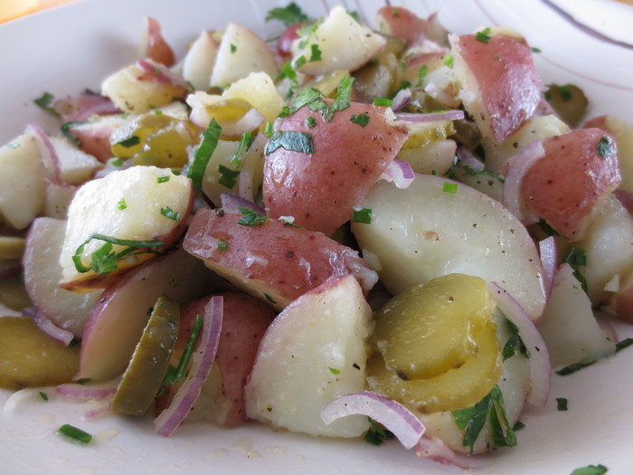 Salată de cartofi cu castraveţi muraţi (Maria Matyiku / Epoch Times)