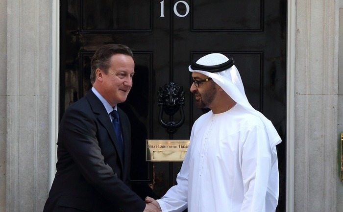 Primul Ministru David Cameron (s) şi un prinţ arab (d)