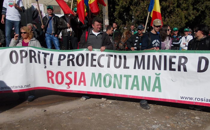Manifestanţi români participă la Marea Adunare a Moţilor de la Câmpeni, 19 octombrie 2013. (Andrei Popescu/Epoch Times România)