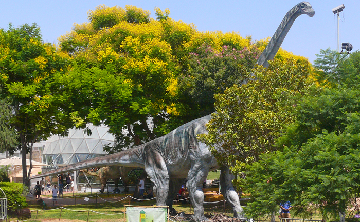 Model de Argentinosaurus din grădina ştiinţifică Clore din cadrul Institului Ştiinţific Weizmann