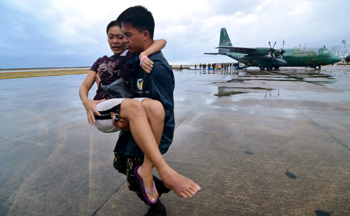 Filipinele, cere cu disperare ajutor pentru supravieţuitorii taifunului. (Dondi Tawatao / Getty Images)