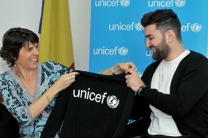 Sandie Blanchet şi Smiley, noul Ambasador al Bunăvoinţei pentru UNICEF România (Epoch Times România)