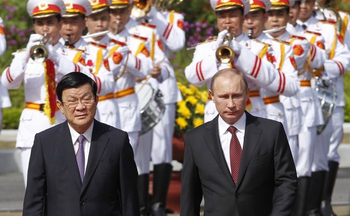 Vladimir Putin împreună cu omologul său vietnamez Truong Tan Sang, în Hanoi