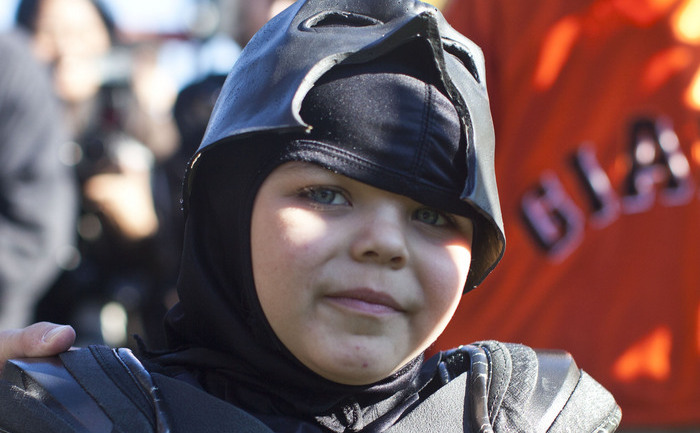 Miles, un copil în vârstă de 5 ani care a supravieţuit leucemiei, este costumat în BatKid şi vizitează AT&amp;T Park, la 15 noiembrie 2013, în San Francisco.