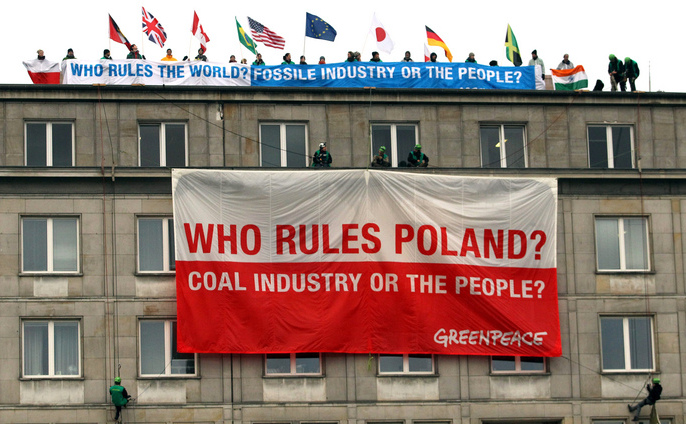 Activişti polonezi Greenpeace, urcaţi pe acoperişul Ministerului Economiei din Varşovia, în semn de prostet faţă de de Summitul internaţional pe tema cărbunelui şi a schimbărilor climatice. 18 noiembrie 2013.