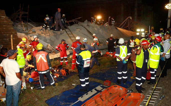 Echipele de salvare caută supravieţuitori după ce un mall s-a prăbuşit în Tongaat, 19 noiembrie 2013.